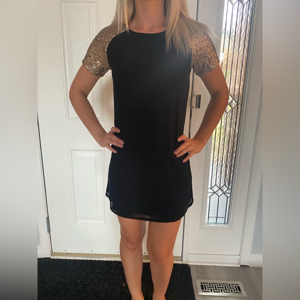 🔥Classic little black dress with a twist, gold sequin t-shirt sleeves